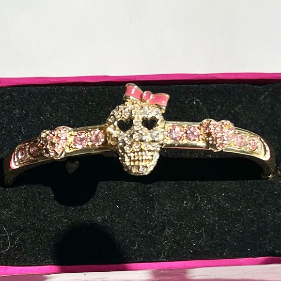 Betsy Johnson SKULL bracelet pink - Picture 3 of 9